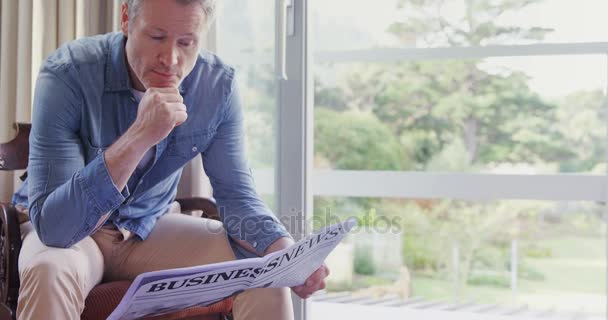 Hombre Leyendo Periódico Casa — Vídeos de Stock