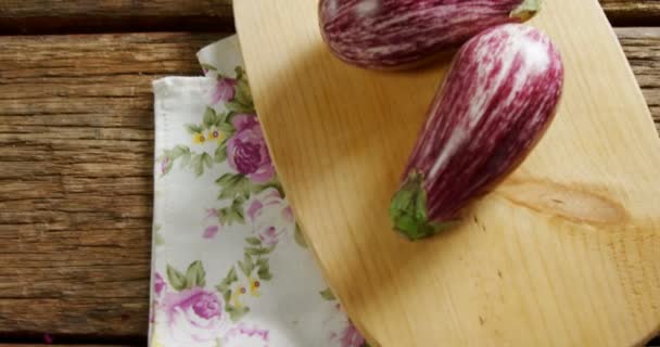 Hög Vinkel Syn Två Aubergine Skärbräda — Stockvideo