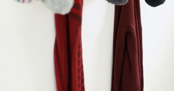 Gros Plan Sur Les Vêtements Chauds Accrochés Crochet — Video