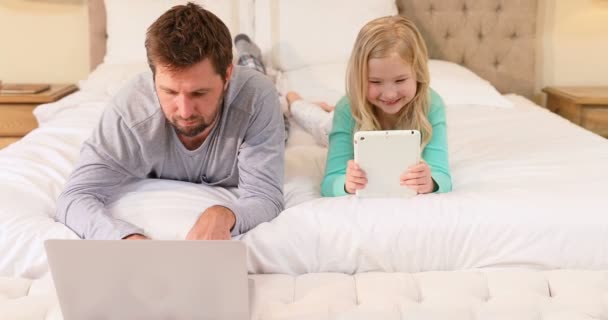 Feliz Padre Hija Tumbados Cama Con Ordenador Portátil Tableta Dormitorio — Vídeo de stock