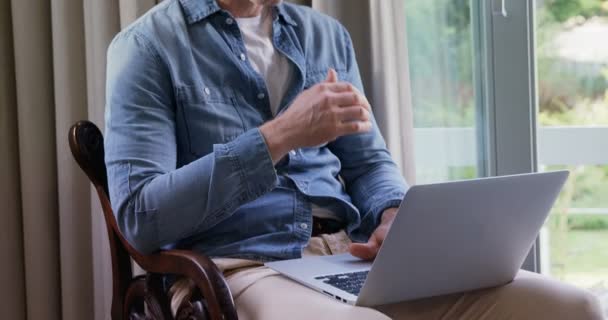 Man Använder Laptop Hem — Stockvideo