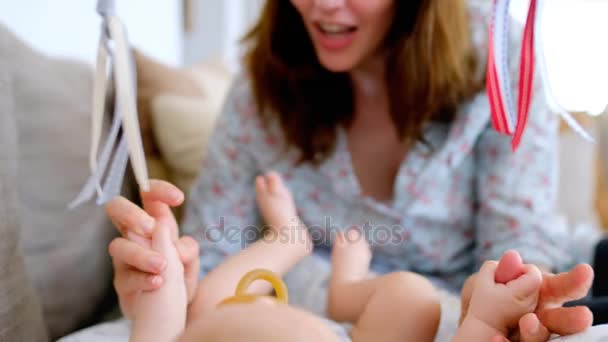 Jovem Mãe Abraçando Seu Bebê Com Chupeta Boca Casa — Vídeo de Stock