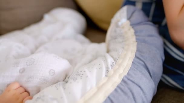 の自宅のベッドで横になっている赤ちゃんを見て感情的な母親 — ストック動画