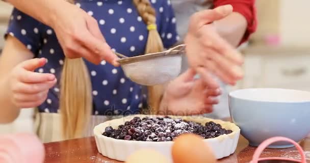 Primer Plano Madre Hija Tamizar Azúcar Polvo Masa Cocina — Vídeos de Stock