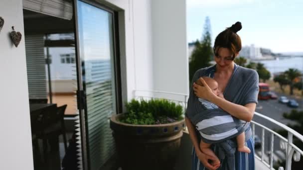 Jovem Mãe Sorridente Varanda Com Bebê Sling Casa — Vídeo de Stock