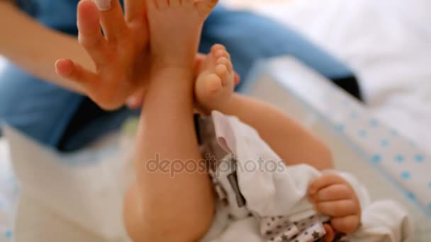 Jeune Maman Appliquant Crème Par Main Sur Bébé Dans Chambre — Video