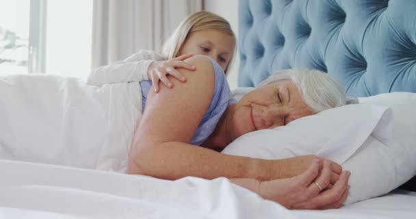 Cariñosa Nieta Besando Abuela Dormitorio Casa — Vídeo de stock