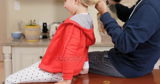 Vater Kämmt Seiner Tochter Hause Die Haare Der Küche — Stockvideo