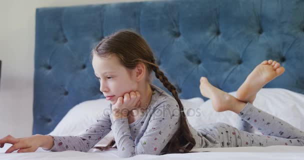 Chica Feliz Usando Ordenador Portátil Dormitorio — Vídeos de Stock