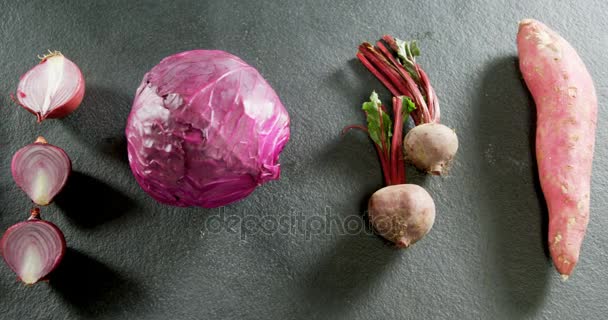 灰色背景下各种新鲜蔬菜的高角度观4K — 图库视频影像