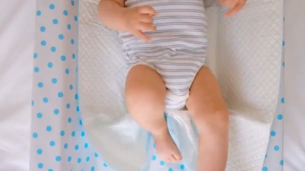 可爱的小微笑的婴儿的肖像躺在床上的卧室在家里4K — 图库视频影像