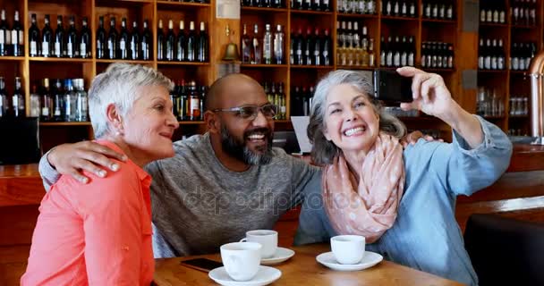 Des Amis Heureux Prenant Selfie Avec Téléphone Portable Dans Bar — Video