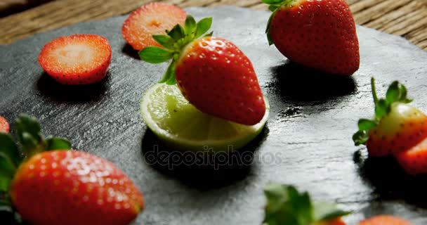 Primer Plano Fresas Rodajas Limón Bandeja Redonda — Vídeos de Stock