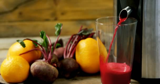 Közeli Kép Gyümölcslé Készítő Ömlött Juice Pohárba — Stock videók