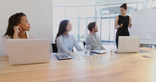 Mujer Ejecutiva Dando Presentación Sus Colegas Sala Conferencias Oficina — Vídeos de Stock