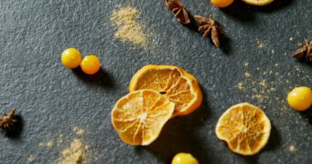 Blick Auf Getrocknete Orange Mit Stachelbeeren Und Sternanis — Stockvideo