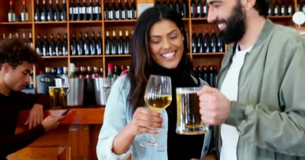 Pareja Interactuando Entre Mientras Toma Una Copa Bar — Vídeo de stock