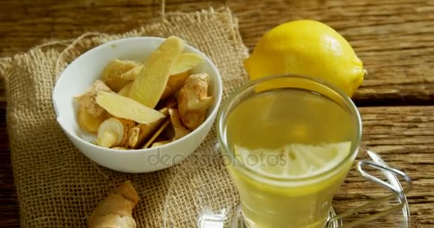 Gros Plan Thé Citron Avec Gingembre Citron Sur Table Bois — Video