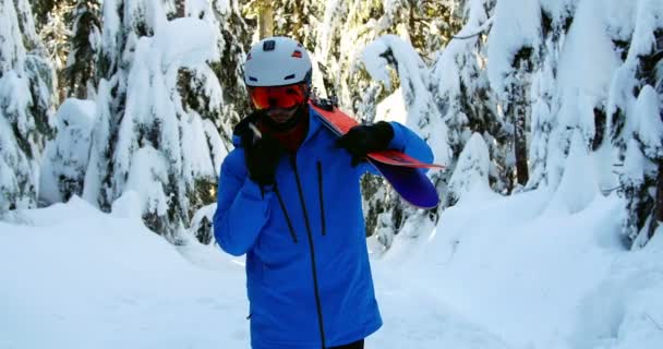 Чоловік Скейтбордом Розмовляє Мобільному Телефоні Снігу — стокове відео