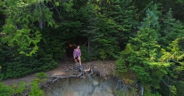 Aerea Escursionista Femminile Piedi Sulla Scogliera Nella Foresta — Video Stock