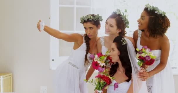 Noiva Feliz Dama Honra Tomando Uma Selfie — Vídeo de Stock