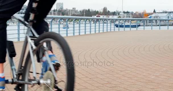 Hombre Montando Una Bicicleta Paseo Marítimo Cerca Del Puerto Ciudad — Vídeo de stock