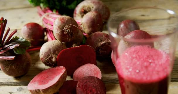 Primer Plano Rábano Con Jugo Rábano Mesa Madera — Vídeos de Stock