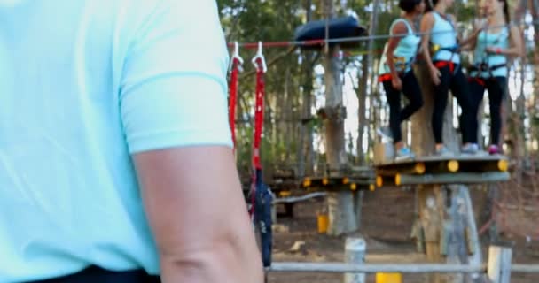 Közelkép Ember Nézi Zip Line Mosolyogva Kamera — Stock videók