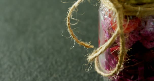 Primer Plano Las Verduras Mantenidas Frasco — Vídeo de stock