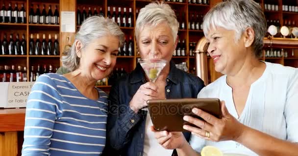 Amigos Seniores Usando Tablet Digital Enquanto Tomam Coquetel Bar — Vídeo de Stock