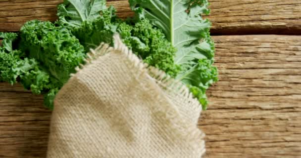 Zielone Liściaste Warzywa Owinięte Materiałem Tekstylnym Ogólny Widok — Wideo stockowe