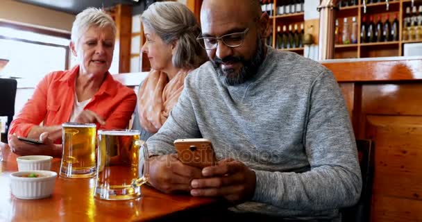 Mutlu Arkadaş Üstünde Hareket Eden Telefon Içinde Bar Fotoğraflarını Arıyor — Stok video