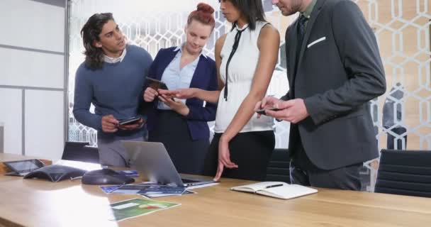 Grupo Ejecutivos Discutiendo Sobre Ordenador Portátil Escritorio Oficina — Vídeos de Stock