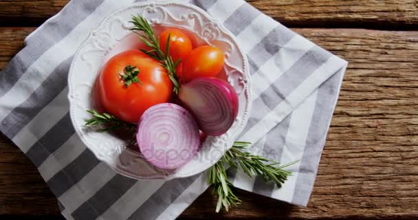 Vista Alto Angolo Cipolle Fresche Pomodori Rosmarino Ciotola — Video Stock