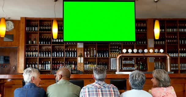 Bar Içinde Televizyon Izlerken Mutlu Arkadaş Grubu — Stok video