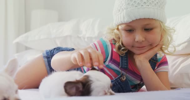Petite Fille Couchée Sur Lit Caressant Son Chiot Dans Chambre — Video