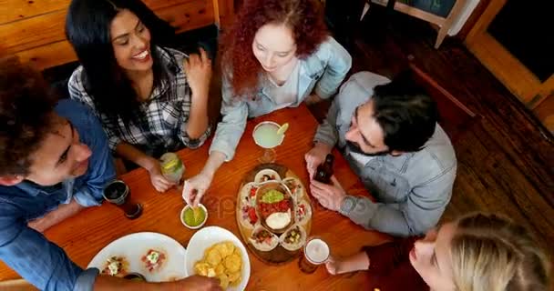 Mutlu Arkadaş Yemek Içecekler Bar — Stok video