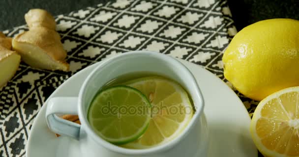 Крупный План Лимонного Чая Кувшине Лимоном — стоковое видео
