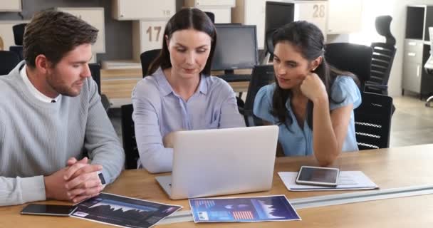 Compañeros Negocios Discutiendo Sobre Portátil Oficina — Vídeo de stock