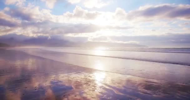 Weitwinkelaufnahme Des Schönen Meeres Und Wolkenverhangenen Himmels Bei Sonnenuntergang — Stockvideo