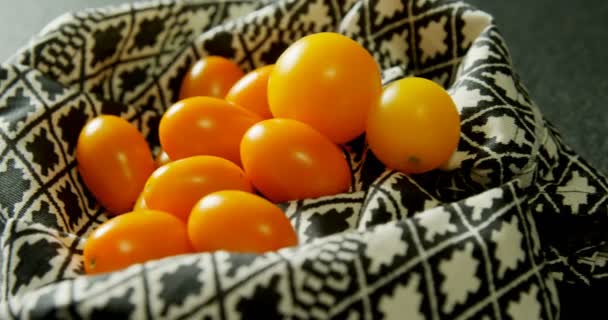 Close Van Verse Tomaten Een Doek Van — Stockvideo