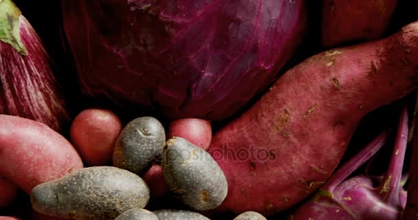 Gros Plan Divers Légumes Dans Panier Sur Surface Bois — Video