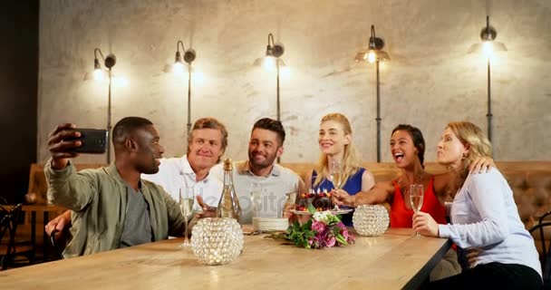 Grupo Amigos Tirando Selfie Restaurante — Vídeo de Stock