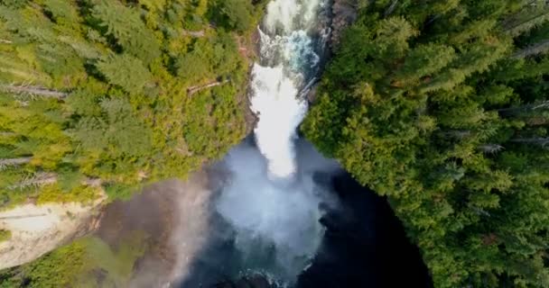 Aérea Hermosa Caída Agua Través Del Acantilado Del Bosque Día — Vídeo de stock