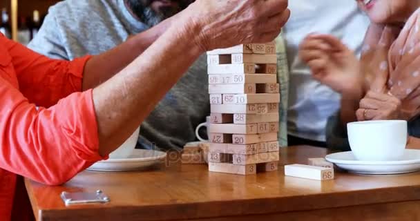 Glada Vänner Spela Jenga Spel Med Kopp Kaffe Baren — Stockvideo