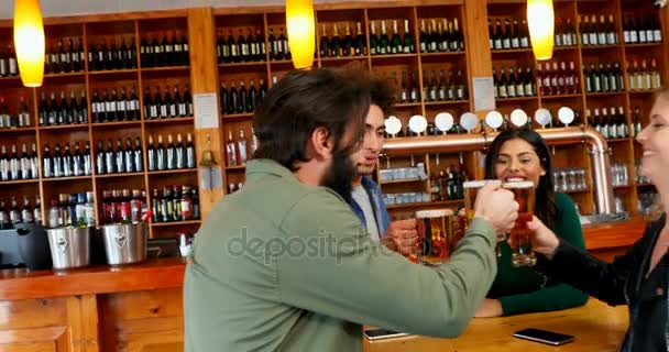 Felices Amigos Brindando Vasos Cerveza Bar — Vídeo de stock