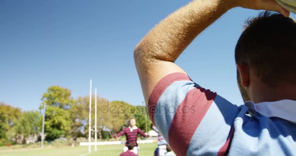 Jogadores Rugby Praticando Para Defender Bola Dia Ensolarado — Vídeo de Stock