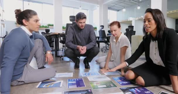 Compañeros Negocios Discutiendo Sobre Documento Gráfico Oficina — Vídeo de stock