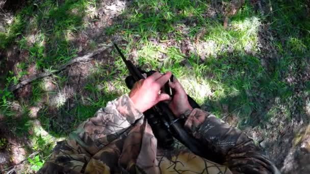 Gros Plan Chasseur Chargeant Balle Dans Fusil Chasse — Video