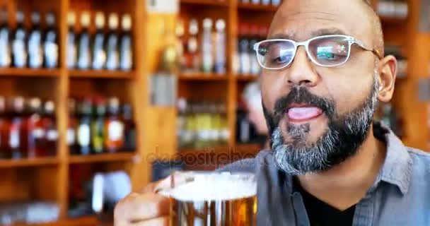 Bir Bardak Bira Restoranda Sahip Adam Yakın Çekim — Stok video
